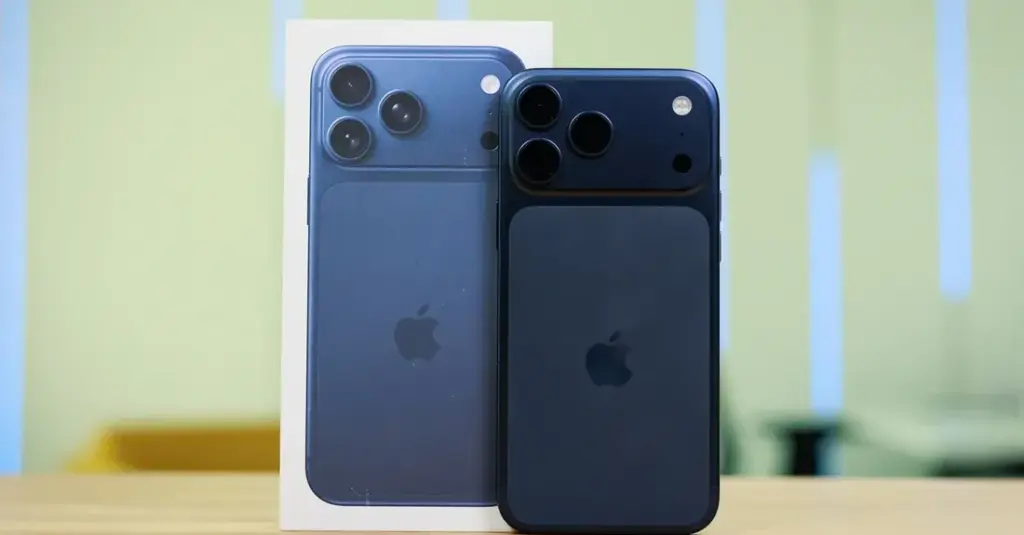 iPhone 17 Pro Max dengan kotak pembukaannya, menunjukkan desain terbaru Apple sebelum peluncuran iPhone 18 Pro Max