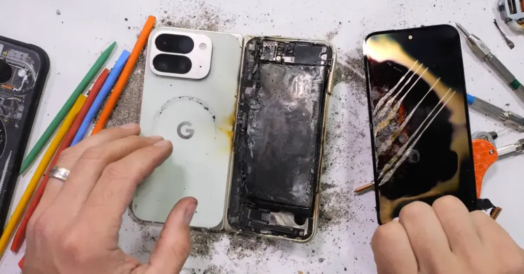 Pixel 10 Pro Fold mengalami ledakan baterai selama uji ketahanan oleh JerryRigEverything