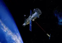 Ilustrasi satelit geostasioner di orbit Bumi yang menampilkan transmisi data tidak terenkripsi termasuk komunikasi telepon dan militer