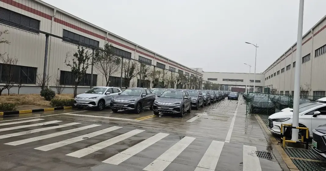 Grafik penurunan penjualan mobil listrik BYD dan Hyundai di Indonesia September 2025