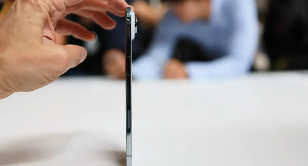 Ilustrasi konsep desain iPhone 17 Air dengan bodi tipis dan elegan dalam berbagai angle tampilan