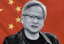 CEO NVIDIA Jensen Huang dengan latar belakang bendera China di acara konferensi