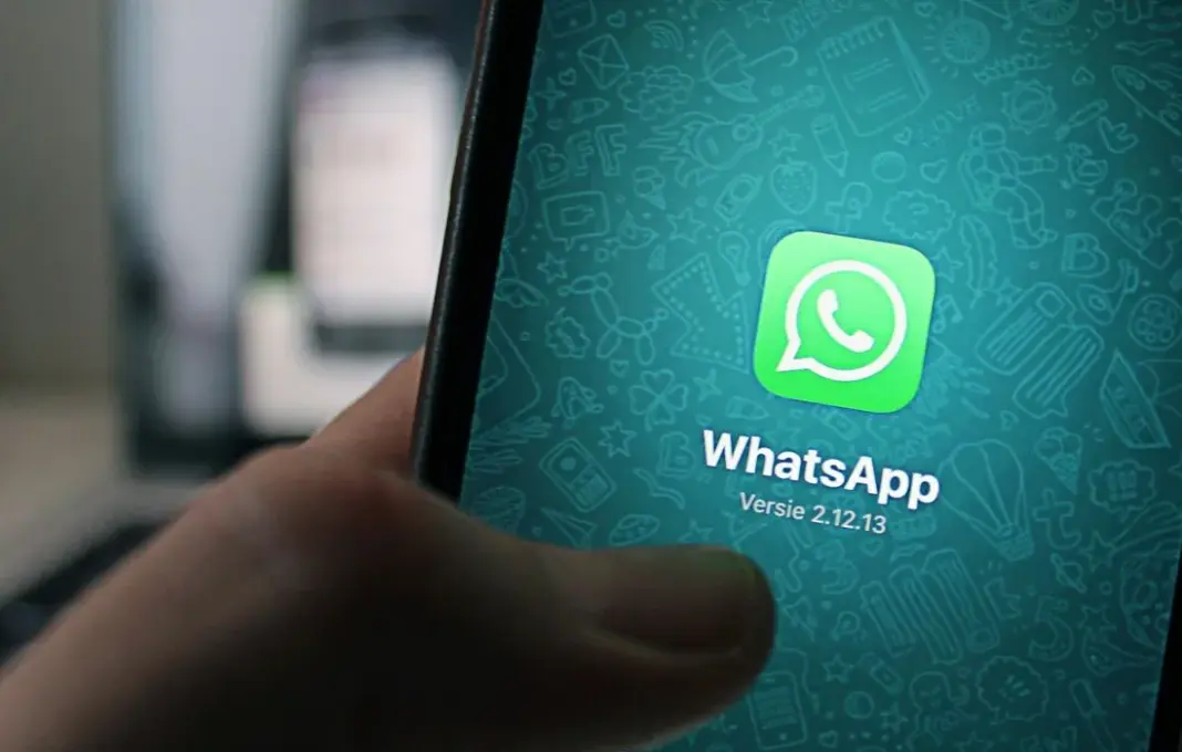 Ilustrasi aplikasi WhatsApp di layar ponsel, simbol chat dan notifikasi.