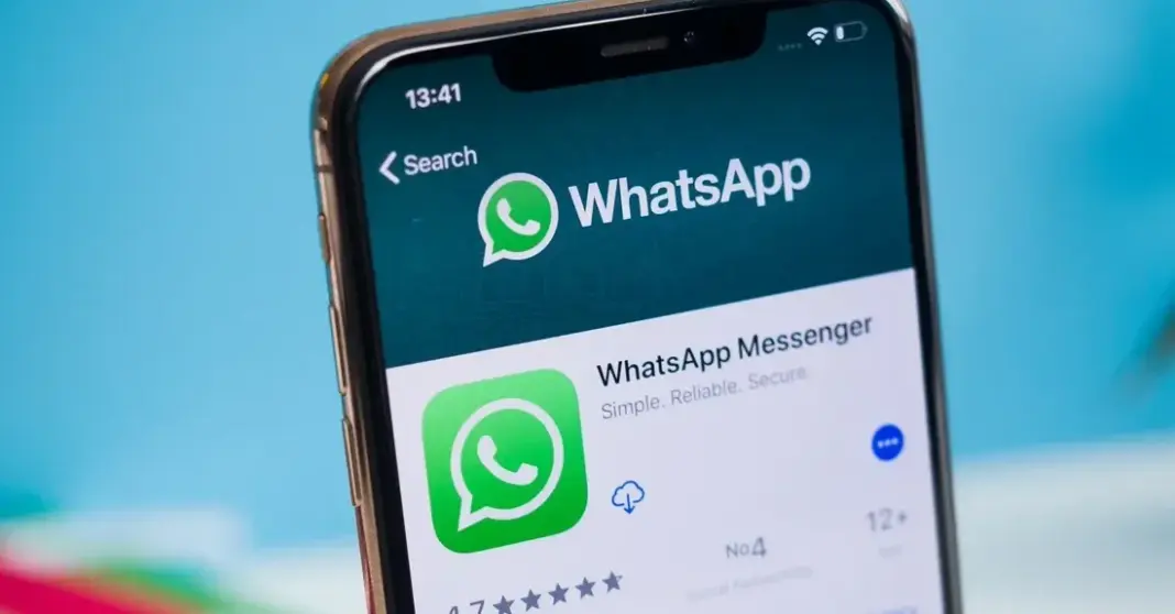 Smartphone dengan tampilan halaman WhatsApp App Store di layar