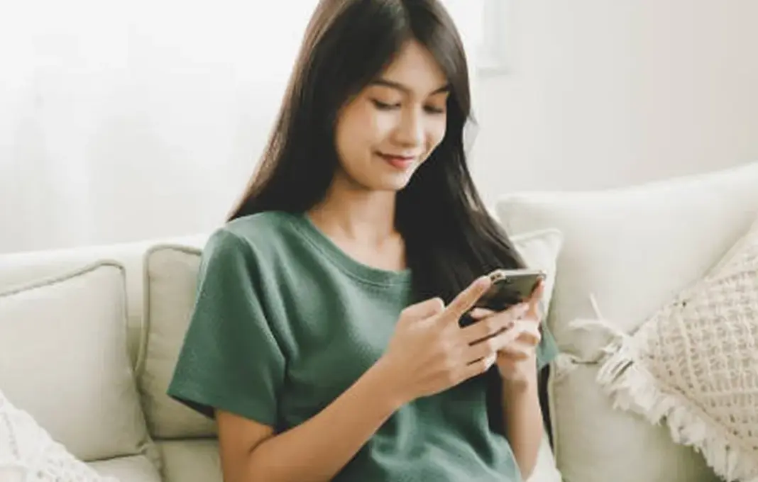 Ilustrasi seseorang mengalami sakit kepala akibat terlalu lama menatap layar handphone