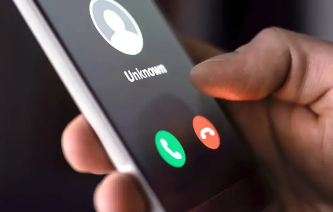 Ilustrasi cara memblokir nomor telepon tidak dikenal di smartphone untuk mencegah panggilan spam