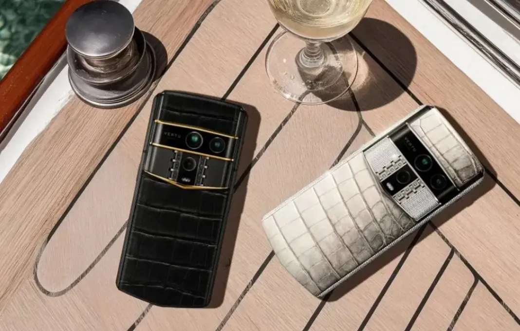 Vertu Agent Q, smartphone mewah eksklusif dengan produksi terbatas 27 juta unit, dijual di Harrods London dengan material kulit buaya dan emas