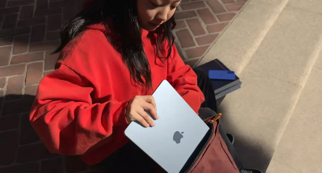 Apple MacBook Air M4 dalam tas dengan desain tipis dan premium