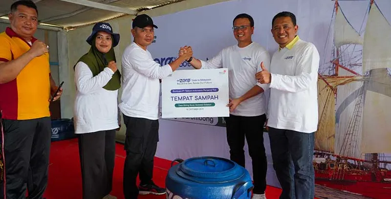 Penyerahan tempat sampah oleh Telkom kepada masyarakat pesisir Makassar dalam program GoZero%