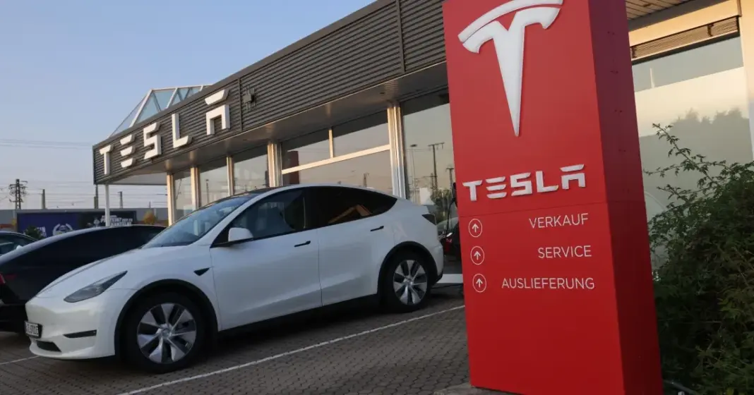 Dealer mobil listrik Tesla dengan kendaraan Model 3 dan Model Y diparkir di area showroom