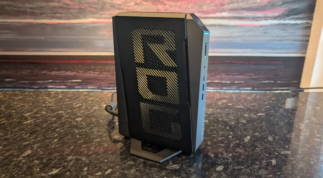 Asus ROG NUC 2025 mini PC gaming dengan desain compact di atas permukaan marmer gelap