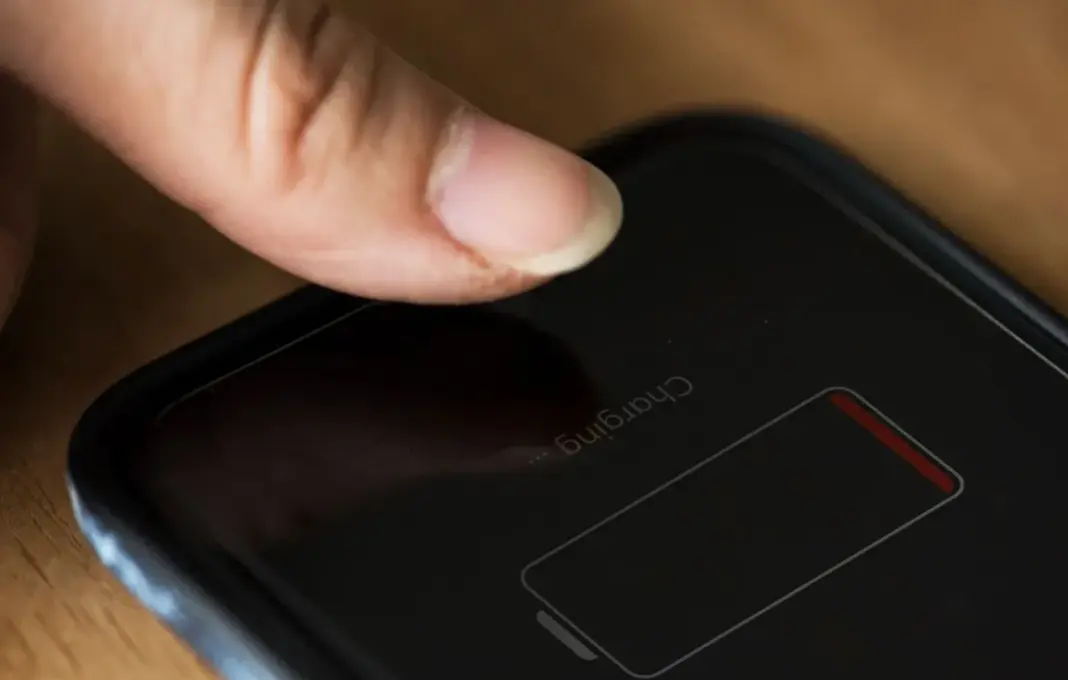 Ilustrasi baterai HP Xiaomi yang menunjukkan indikator daya rendah dengan simbol penghematan energi