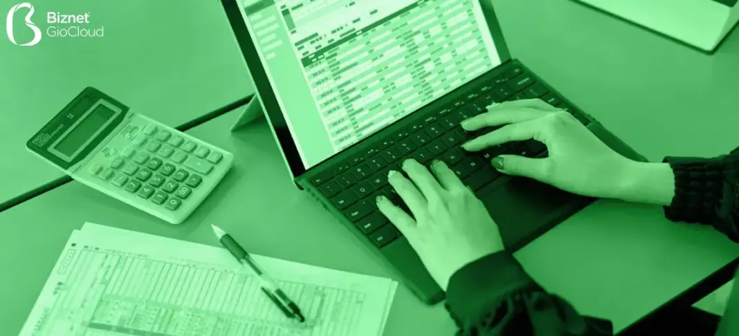 Ilustrasi dashboard aplikasi akuntansi modern dengan grafik keuangan dan laporan bisnis