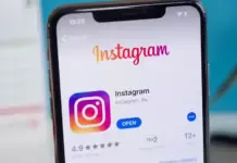 Smartphone dengan aplikasi Instagram terbuka menampilkan fitur editing Meta AI Restyle di Stories