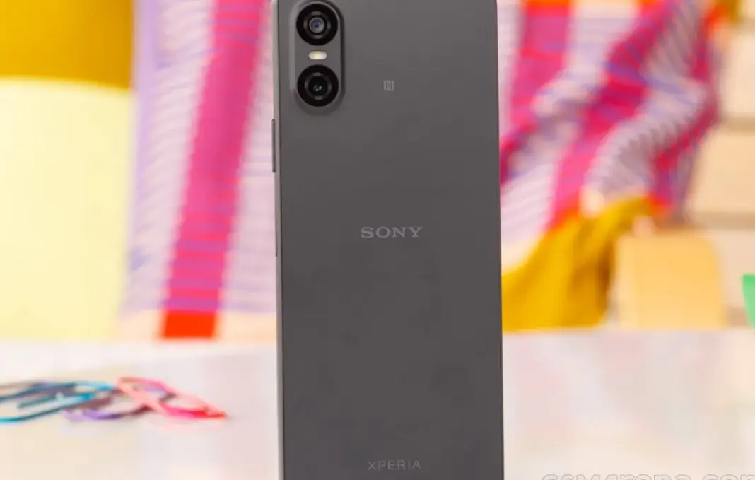 Sony Xperia 10 VI smartphone dengan tampilan interface Android 16 terbaru