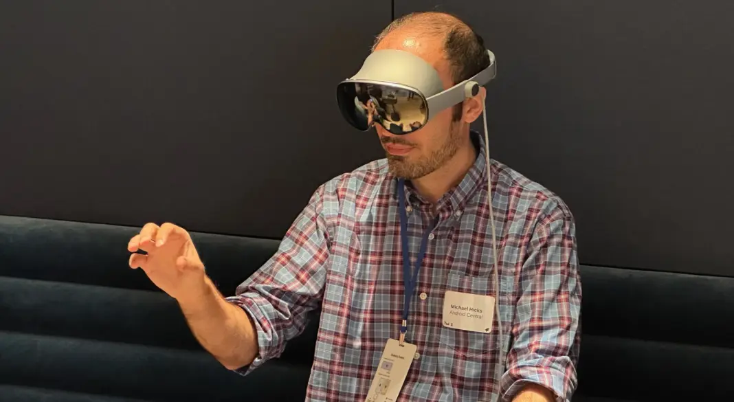 Penulis menggunakan headset Samsung Galaxy XR dengan gesture tangan mencubit, menunjukkan kontrol interaktif perangkat realitas campuran