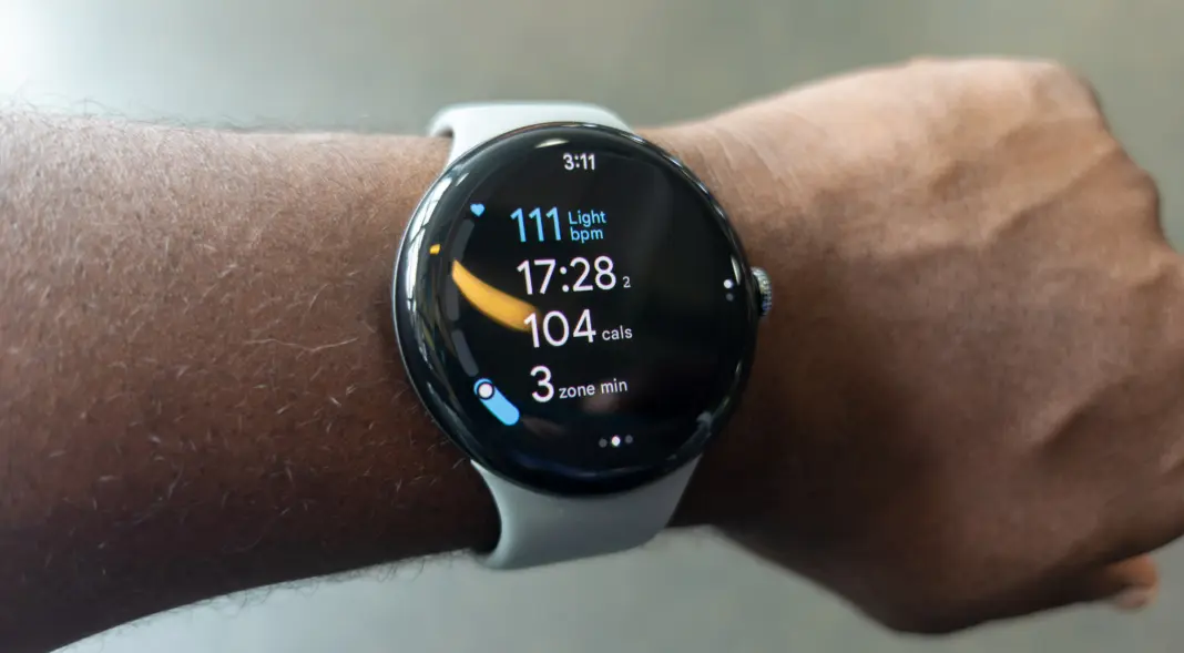 Tampilan layar latihan Google Pixel Watch 3 dengan berbagai metrik olahraga