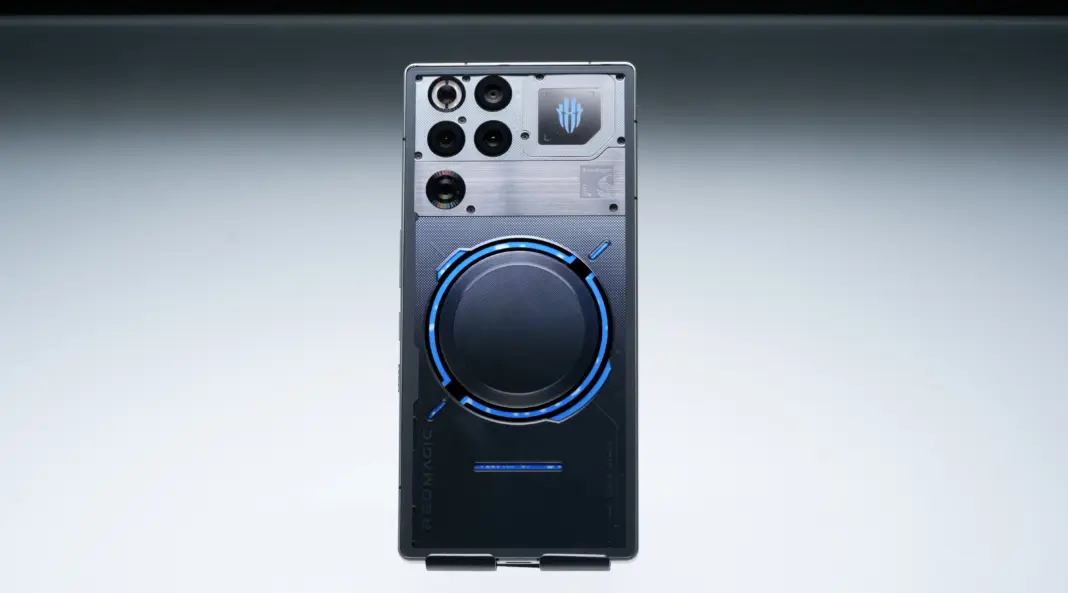 Bagian belakang ponsel gaming RedMagic 11 Pro dengan desain futuristik dan elemen gaming