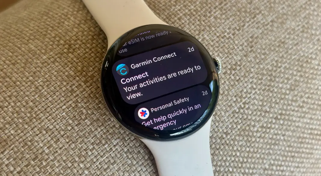 Notifikasi pada Google Pixel Watch 4 yang terletak di atas kursi dengan tampilan modern