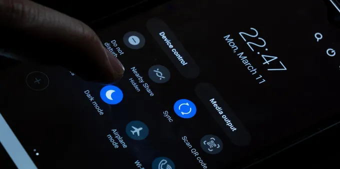 Somone turning on dark mode on a Samsung Galaxy phone