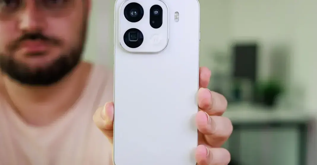 Oppo Find X9 Pro dipegang tangan dengan tampilan layar yang menampilkan fitur Motion Photo