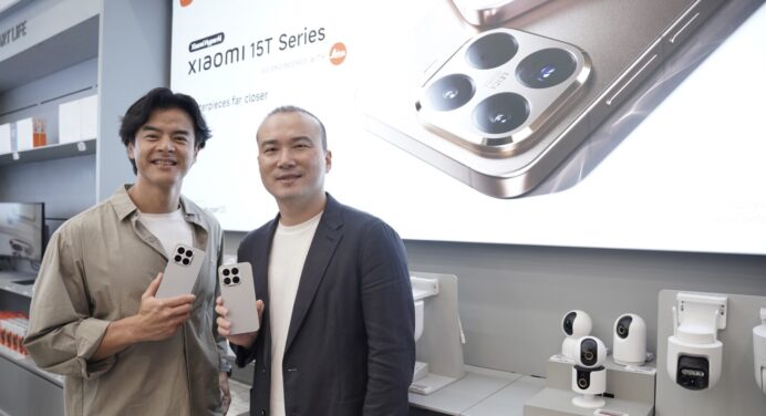 Antrian panjang pembeli Xiaomi 15T Series di Xiaomi Store Mall Kota Kasablanka Jakarta pada penjualan perdana 4 Oktober 2025