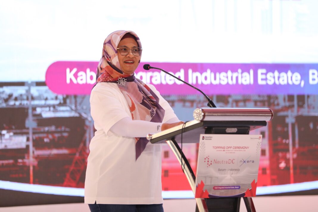 Direktur Utama Telkom Dian Siswarini saat memberikan paparan pada acara Topping Off Hyperscale Data Center (HDC) NeutraDC-Nxera Batam, Kamis (3010) di Batam.