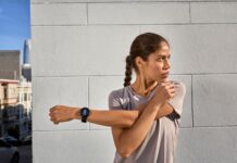 Smartwatch Garmin menampilkan data glukosa dan aktivitas untuk pengendalian diabetes personal di layar dengan grafik kesehatan