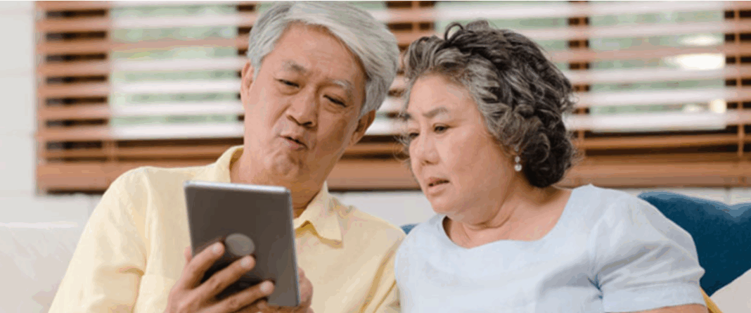 ilustrasi mengajarkan teknologi kepada lansia