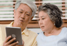 ilustrasi mengajarkan teknologi kepada lansia