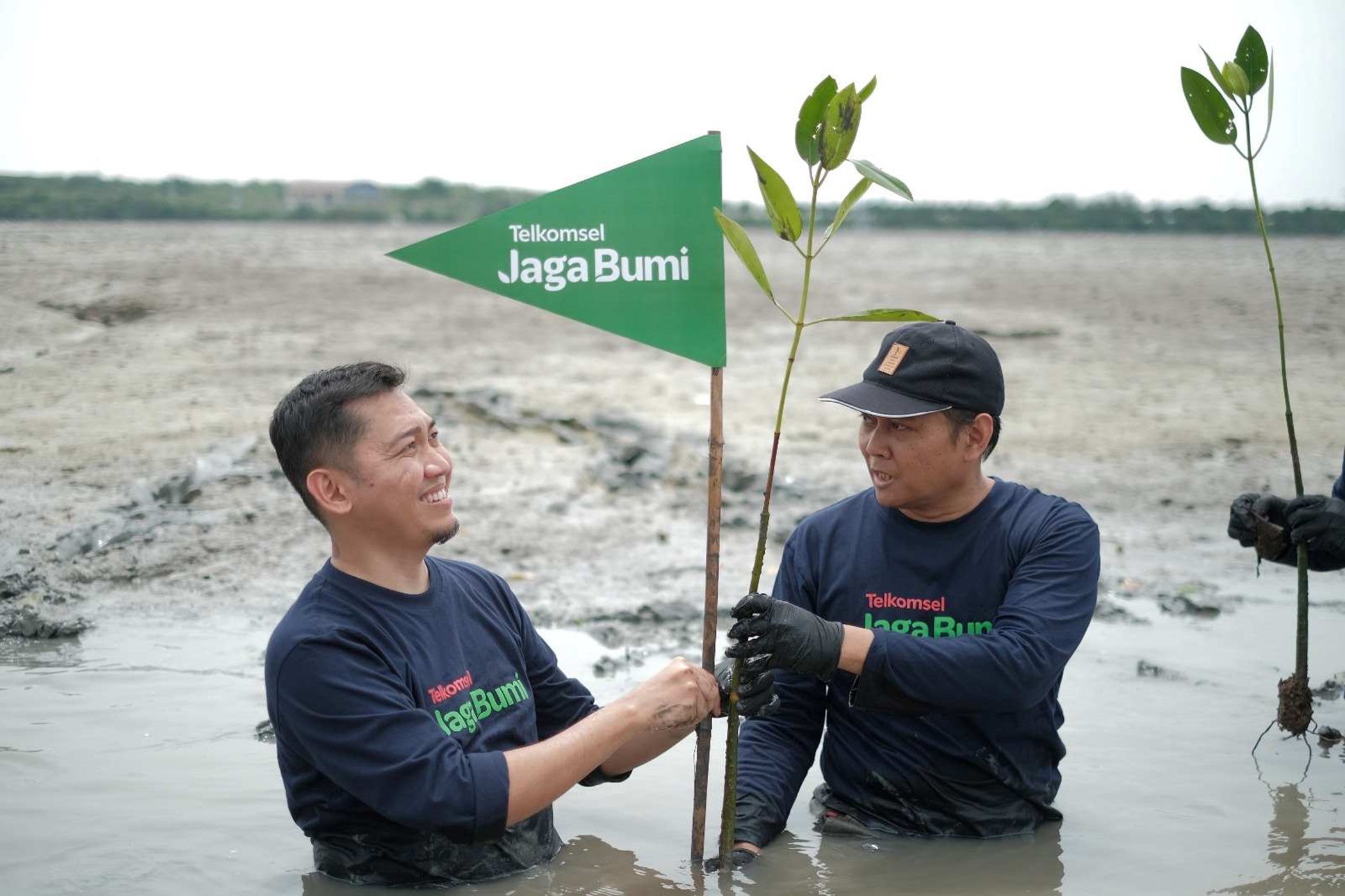 Content image for article: Telkomsel Jaga Bumi Carbon Offset Fase 3: Tanam 12.731 Pohon Serap 824 Ton Karbon