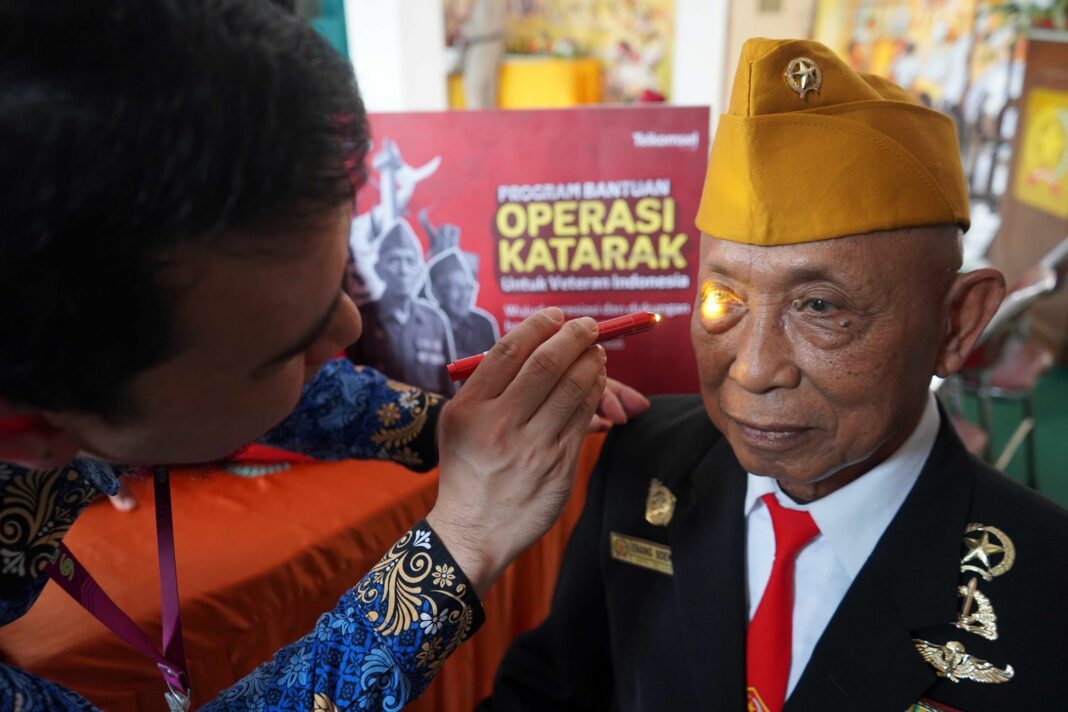 Telkomsel dan Kitabisa Gelar Operasi Katarak Gratis untuk 20 Veteran