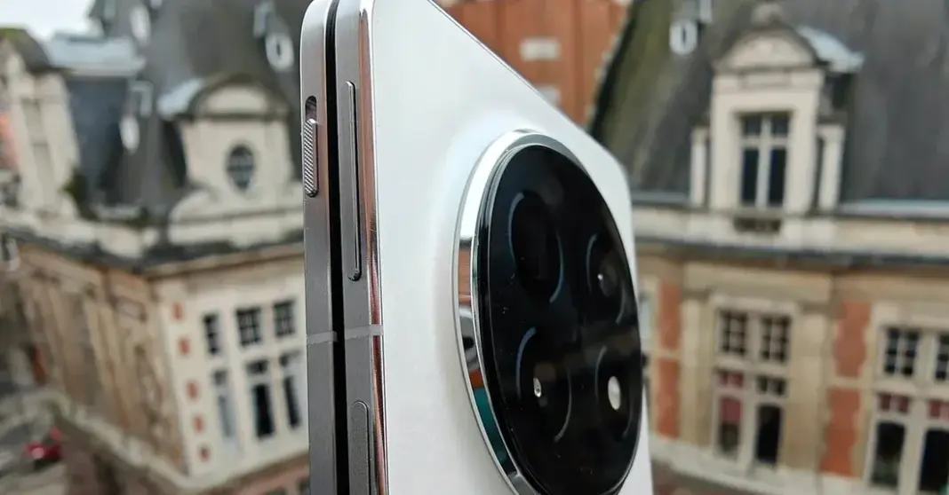 Ponsel Oppo dari jarak dekat menunjukkan desain dan detail bodi yang tipis dan premium