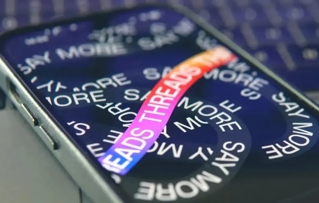 Ilustrasi aplikasi Threads di smartphone dengan tampilan feed berisi percakapan teks