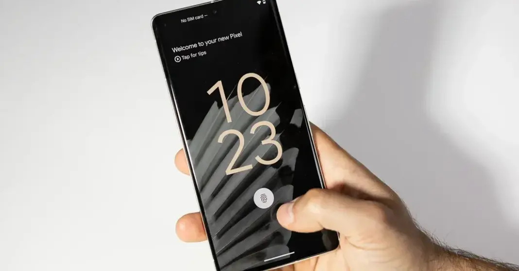 Perangkat Pixel dengan tampilan layar kunci yang menampilkan fitur Always-On Display yang ditingkatkan