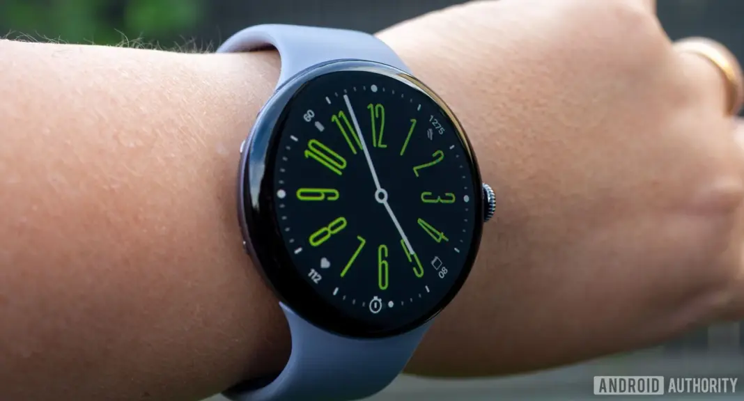 Google Pixel Watch 4 dengan tampilan watchface granza dan torvex pada latar belakang gelap