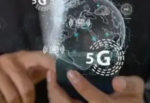 Ilustrasi jaringan 5G dengan simbol frekuensi radio dan menara telekomunikasi