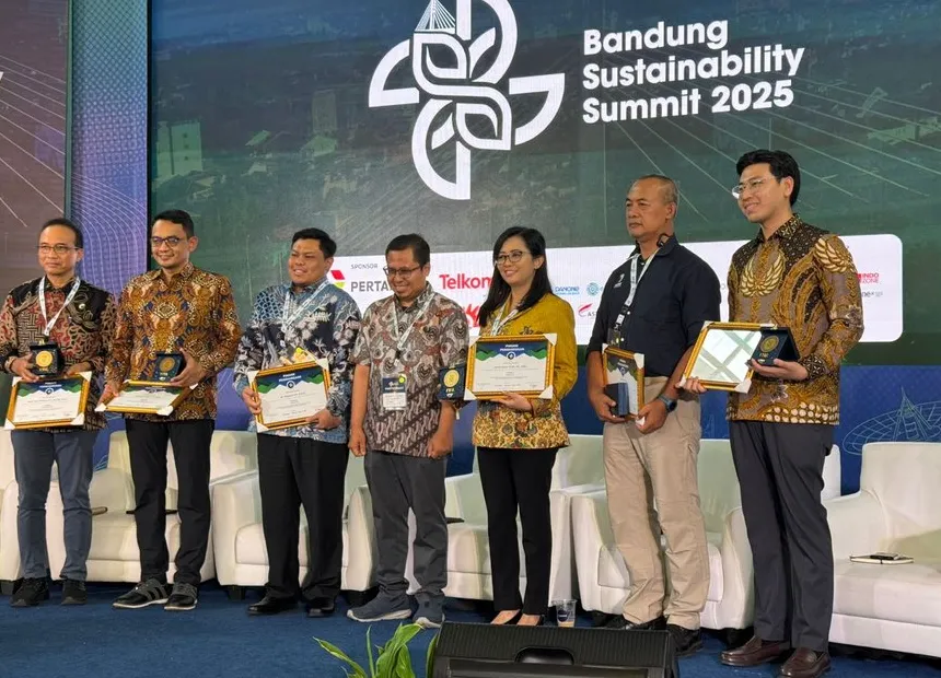 Panel diskusi Bandung Sustainability Summit 2025 dengan perwakilan Telkomsel, Pertamina, BRI, dan Danone