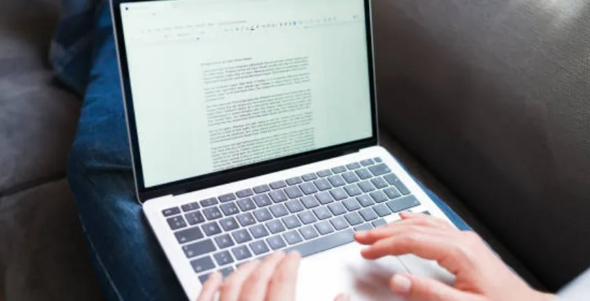 Tampilan dokumen Word dengan watermark yang mengganggu teks utama