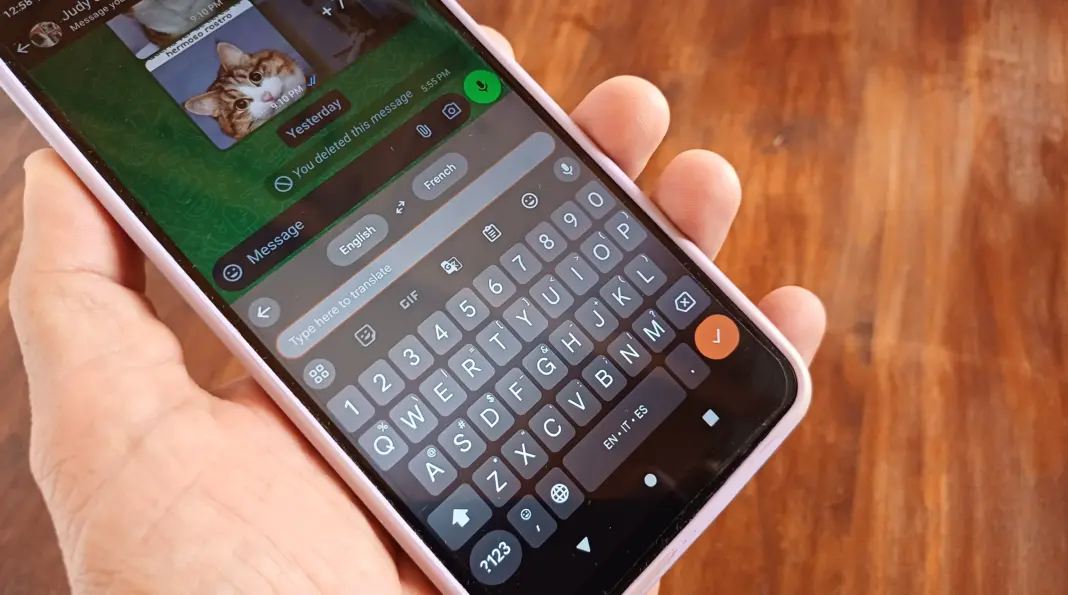 Gboard translate keyboard on Android phone dengan fitur prediksi teks terbaru