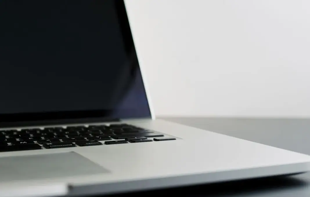 Ilustrasi laptop dengan sinyal WiFi kuat, cara memperkuat sinyal WiFi di laptop untuk koneksi internet yang stabil