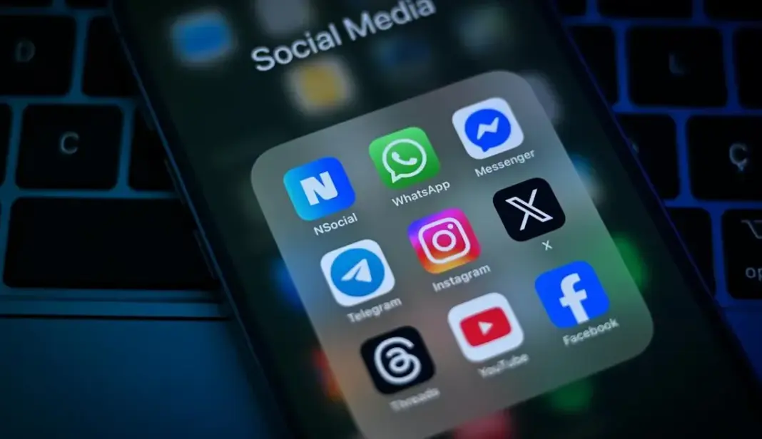 Ilustrasi kebijakan larangan media sosial Denmark untuk anak di bawah 15 tahun dengan gambar simbolis gembok dan ikon media sosial