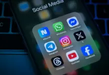 Ilustrasi kebijakan larangan media sosial Denmark untuk anak di bawah 15 tahun dengan gambar simbolis gembok dan ikon media sosial