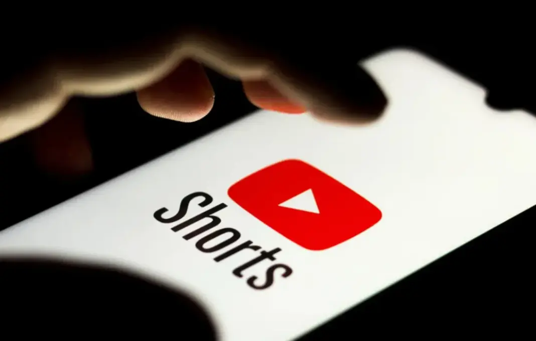 Ilustrasi YouTube Shorts dengan tampilan antarmuka mobile dan ikon monetisasi