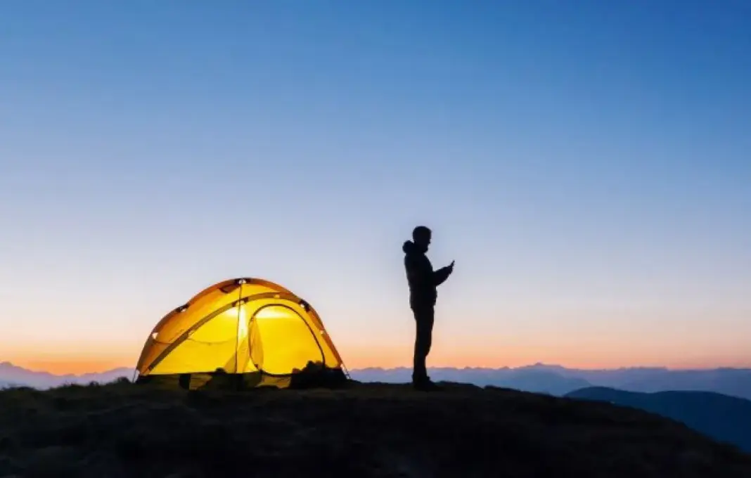 Ilustrasi perkembangan fitur konektivitas satelit Apple untuk iPhone dan Apple Watch dengan peta satelit