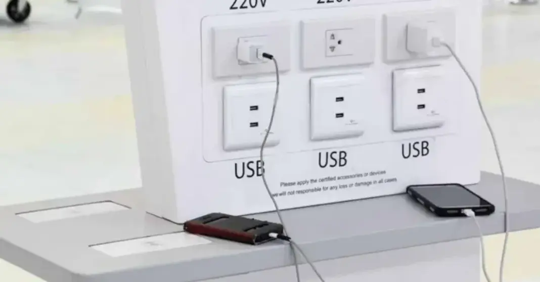 Stasiun pengisian daya smartphone di bandara dengan beberapa port USB tersedia untuk pengisian perangkat mobile