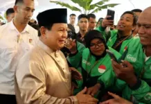 Ilustrasi merger Grab dan GoTo Gojek Tokopedia dengan latar belakang peta Indonesia dan ikon transportasi online
