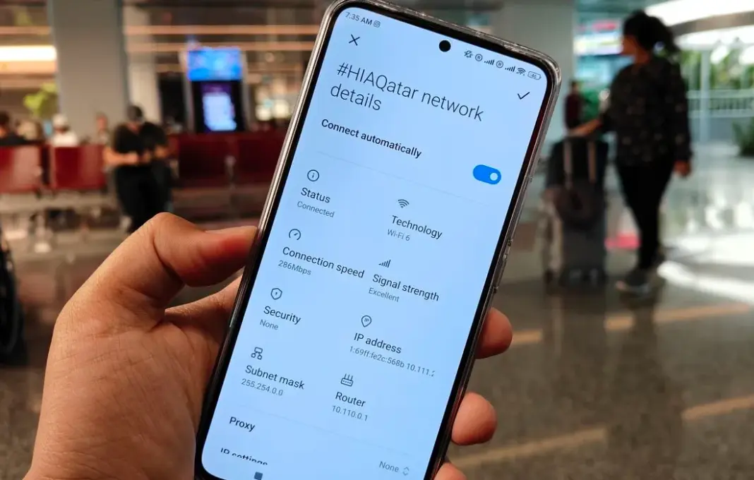 Ilustrasi hotspot WiFi publik di bandara dengan peringatan keamanan digital