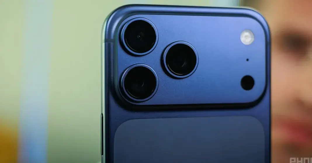 Close-up seseorang dengan iPhone 17 Pro Max terbaru menunjukkan desain dan fitur kamera mutakhir