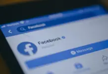 Ilustrasi Facebook dengan tampilan iklan yang mencurigakan di feed berita